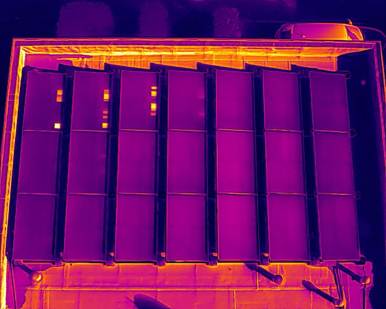 Gebäude mit Solaranlage als Beispiel für drohnenbasierte Thermografie